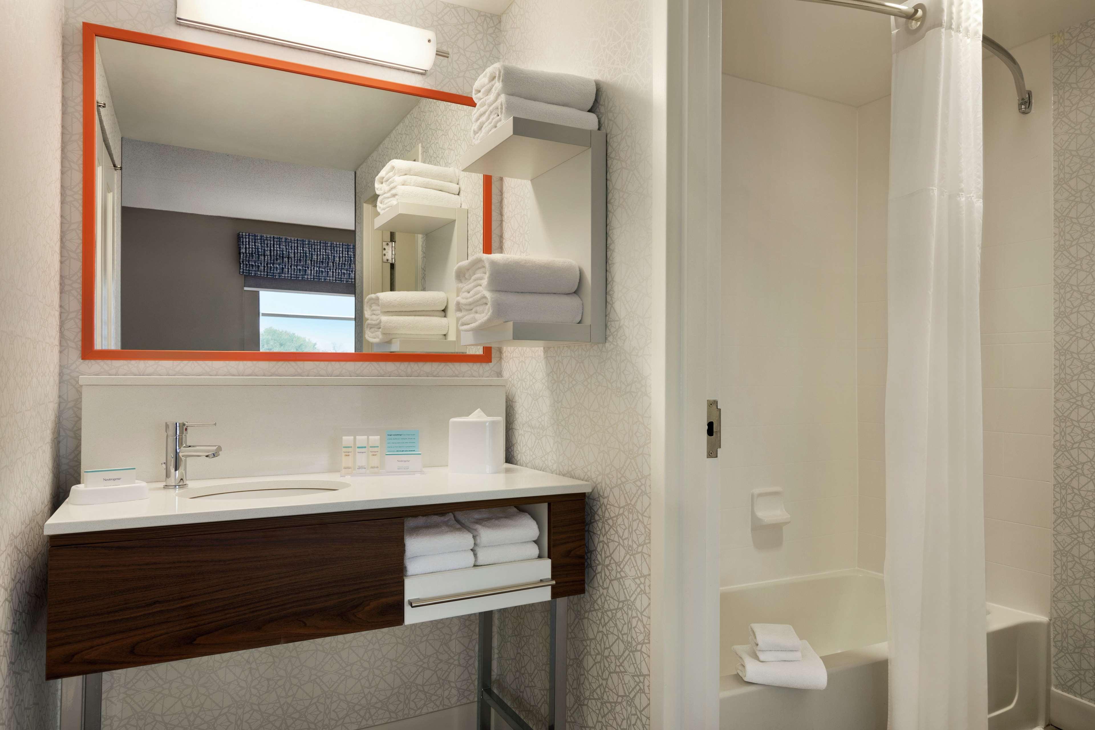 Hampton Inn & Suites Frederick/Fort Detrick Bagian luar foto